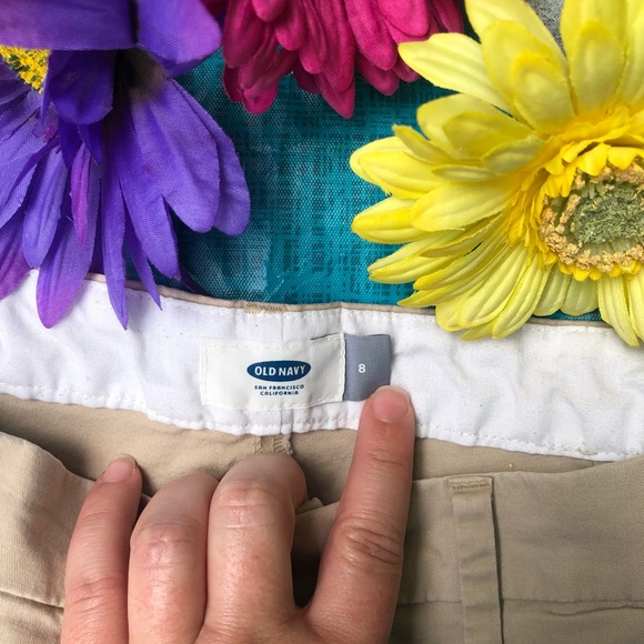 Old Navy Women’s Khaki Shorts - Size 8 - Picture 2 of 4